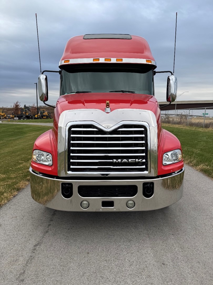2018 MACK CXU613 - USED TRUCKS SLEEPER - image 2
